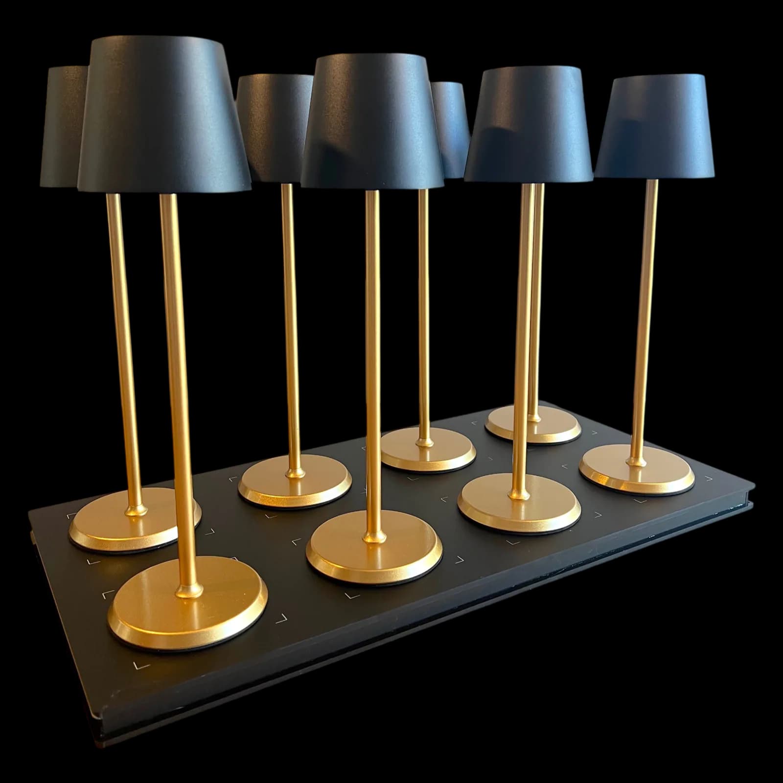 Norda Black & Gold Gastro-Tischleuchte, 8 Leuchten + 8er-Ladestation